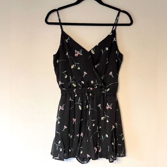 New!! TRIXXI, Black, Strappy. Wonen’s, Floral Romper. Size Medium. - Picture 1 of 7